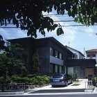 通りから前庭を経て建ちます 通りから前庭を経て建ちます