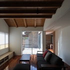 居間と食堂がL字型にウッドデッキを囲みます 居間と食堂がL字型にウッドデッキを囲みます