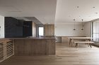 タモ材を使用したダイニング、リビング、キッチンのリフォーム写真。質感のある床材、家具、タイル、壁紙を組み合わせて、マンション特有の無機質な空間を温かみのある雰囲気に変化させた。 タモ材を使用したダイニング、リビング、キッチンのリフォーム写真。質感のある床材、家具、タイル、壁紙を組み合わせて、マンション特有の無機質な空間を温かみのある雰囲気に変化させた。