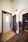 玄関ホールの奥はシューズクロークと床蔵への入り口 玄関ホールの奥はシューズクロークと床蔵への入り口