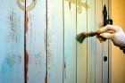 剥離剤をつけて塗膜を剥がしていきます。何度も繰り返し木の肌を出します。 剥離剤をつけて塗膜を剥がしていきます。何度も繰り返し木の肌を出します。