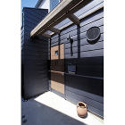 鎌倉市の江ノ電沿線に建つ古風な住宅 玄関