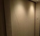 枝と花びらをデザインした珪藻土の壁。花びらの部分は赤・ピンク・白のグラデーション 枝と花びらをデザインした珪藻土の壁。花びらの部分は赤・ピンク・白のグラデーション