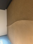 山のような立体感のあるラインを入れて目の粗さも違いを出したプラスタル搔き落としで施工したエントランス壁面 山のような立体感のあるラインを入れて目の粗さも違いを出したプラスタル搔き落としで施工したエントランス壁面