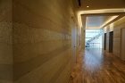 外国人観光客も集まるような施設で、明るい雰囲気の版築壁を作ることが出来ました 外国人観光客も集まるような施設で、明るい雰囲気の版築壁を作ることが出来ました