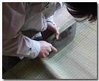玄関の棚に置き畳 - 葉本畳店 包丁で畳表の折り目を押さえ曲げる。