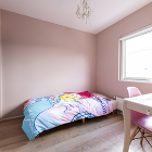 子ども部屋。クローゼットの入り口はRの開口でかわいく 子ども部屋。クローゼットの入り口はRの開口でかわいく