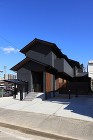 切り妻屋根が特徴のモダンな和テイストは暖炉のある家 画像 切り妻屋根が特徴のモダンな和テイストは暖炉のある家 画像