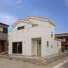 こだわりいっぱいの新築注文住宅を建てるな... スパニッシュな屋根に窓トリムがかわいらし...