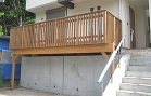 段差のある敷地のウッドデッキ
