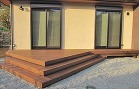 シャープなデザインのフラットウッドデッキ（リュクス材）