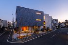浮遊する青いハコを持つ美術館のような集合... https://riviera.jp/content/images/WORKS/WORKS_PROJECT/231010_lacampanella/20231010_202204_DM_ZE-0802_T8213(3)_pop.jpg