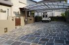 石畳や敷石でスタイリッシュに「パーキング... パーキング施工例 by 東万