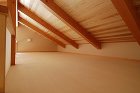 新宮の家｜杉羽目板の勾配天井のプライベー... 写真：主寝室内のロフトの様子