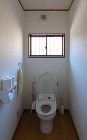 大河内の家｜和の田舎風トイレにリフォーム 写真：リフォーム前の普通のトイレ