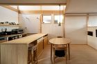 Ｌ型造作キッチンとバス停待合のある家