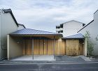 古くからの住宅が密集する街に建つ平家。 アイキャッチ画像