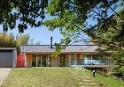 緩やかに家族の気配を感じる大らかな家 |... 丘陵地の自然にとけ込む平屋の邸宅 アイキ...