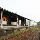 駅のプラットフォームに面したリノベーションカフェ