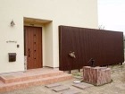 建物に目隠しフェンスを設置しました