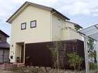 建物に目隠しフェンスを設置しました