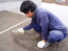 タイル下を「バサ」でならします