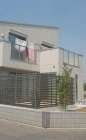 スタイリッシュなタイルテラス施工例【目隠... 建物の全体像