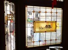 (27)大阪府大阪市中央区 道勝カフェ様 ・窓やドアに多数設置 ロゴマークを採用