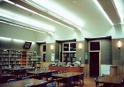 東京都新宿区 津久戸小学校 戦前の構造と... 図書館。廊下にスルーする新刊書棚