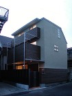 神奈川県相模原市 狭小7坪グランドピアノ... 夜景。外壁板部はレッドシダー