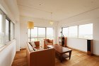 最高の景色を楽しむ広々リビング | リノ...