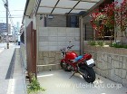 バイク置き場を千本格子ユニットでさりげな...