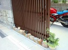 バイク置き場を千本格子ユニットでさりげな...