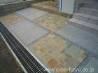 塗り壁とモザイクタイルの門柱　Zimaテ...