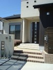 パーテーションで囲われたタイルテラスのあ...