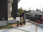 レンガラインと芝はりのシンプルな新築外構...