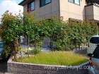 ブルーのガラスブロックが映える塗壁と木製...