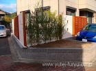 ブルーのガラスブロックが映える塗壁と木製...