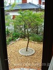 ステンドグラスのある塗壁と古窯レンガのア...