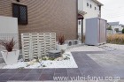 アジアンテイストのオブジェと雑草対策を施...