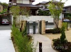 レンガタイルを貼った門まわりと鉄平石を使...