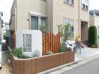 狭山市:ガラスブロックがポイントの白い塗り壁 仮植えしていた庭木を移植して完成しました 狭山市:ガラスブロックがポイントの白い塗り壁 仮植えしていた庭木を移植して完成しました