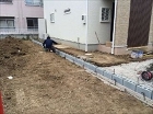 川越市新築外構:隣地境界のブロックを積んでいる最中です。 川越市新築外構:隣地境界のブロックを積んでいる最中です。