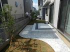 さいたま市 S様邸 白を基調に黒のアクセ... タイルテラスや芝生のシンプルモダンな雰囲...