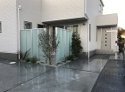 家も外構もどちらも引き立てるような仕上がり、門柱、フェンス、樹木、来訪者に「かっこいい!」と褒めらます 家も外構もどちらも引き立てるような仕上がり、門柱、フェンス、樹木、来訪者に「かっこいい!」と褒めらます