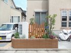 狭山市：ガラスブロックがポイントの白い塗り壁　　　塗り壁の両脇には木彫のアルミ70角を段々に立てました