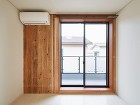 木造の2階建ての社員寮。LC-core構...