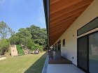 10mのトラスをアクセントに使用した、木...