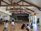 10mのトラスをアクセントに使用した、木...