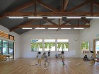 10mのトラスをアクセントに使用した、木...